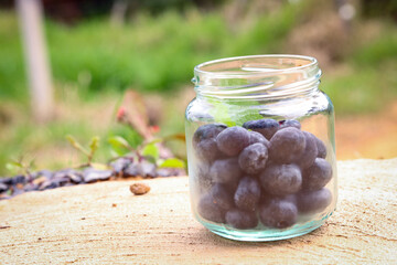 Arándano morado en envase de vidrio