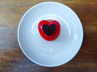 Postre dulce en forma de corazón, toma cenital.