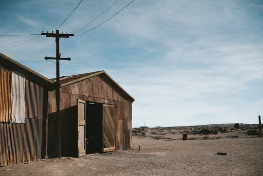 Antiguo galp&oacute;n de hojalata en desierto