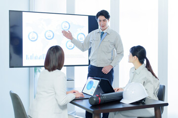 Fototapeta premium 会議室でプレゼンをする技術者
