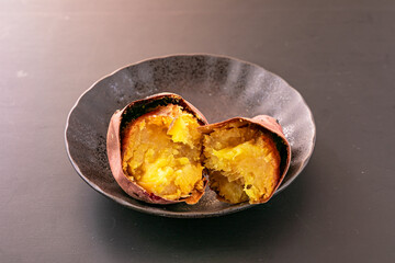 ほくほくの焼き芋　Steamy roasted sweet potato