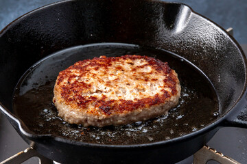 ハンバーグをフライパンで焼く　Cook the hamburger in a frying pan