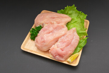 国産鶏むね肉　皿盛り　Domestic chicken breast on a plate
