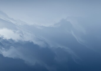 Obraz premium Abstract blue and white cloudy sky background with soft gradient and blurred cloud formations