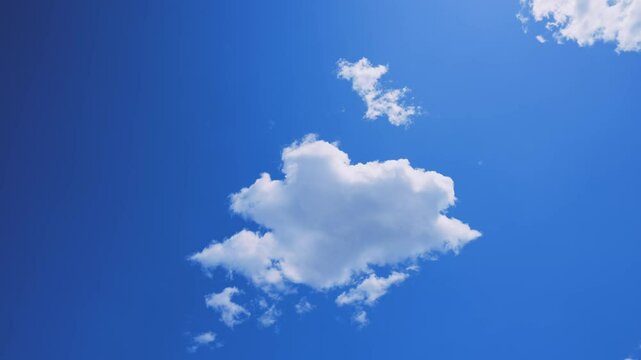 春の青空と流れる白い雲のタイムラプス｜穏やかな時間の移ろい