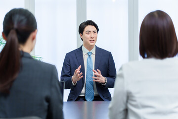 面接　監査　ヒアリング　ビジネスマン