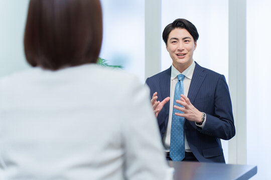 面接　監査　ヒアリング　ビジネスマン