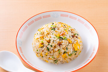 中華料理店で炒飯を食べる