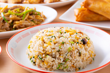 中華料理店で炒飯や青椒肉絲を食べる