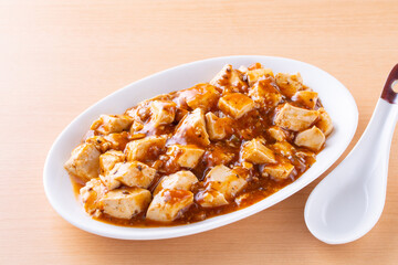 中華料理店で麻婆豆腐を食べる
