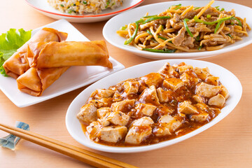 中華料理店で麻婆豆腐や青椒肉絲を食べる