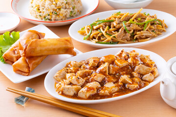 中華料理店で麻婆豆腐や青椒肉絲を食べる