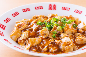 中華料理店で麻婆豆腐を食べる