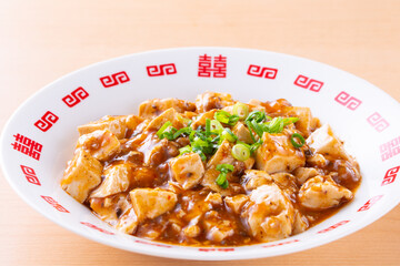 中華料理店で麻婆豆腐を食べる