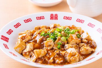 中華料理店で麻婆豆腐を食べる