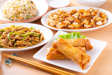 中華料理店で春巻きや麻婆豆腐を食べる