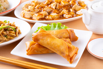 中華料理店で春巻きや麻婆豆腐を食べる