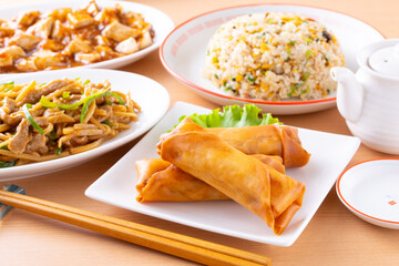 中華料理店で春巻きや青椒肉絲を食べる