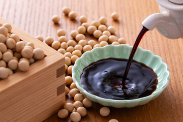 濃口醤油を注ぐ