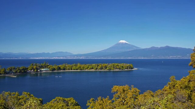 大瀬崎越しに富士山を望む