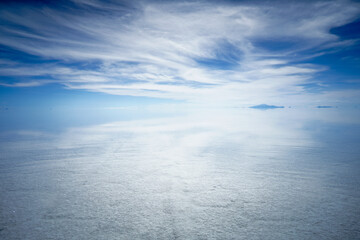 塩湖に移る青空がきれいなボリビアのウユニ塩湖