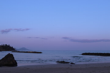 島根県　夜明け前の静寂な海の風景