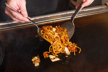 焼きそばを焼く