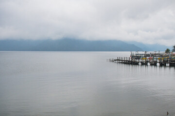 Obraz premium 日光 曇天（曇り）の中禅寺湖 コピースペースあり（日本栃木県日光市） Nikko: Lake Chuzenji on a cloudy day (cloudy) with copy space (Nikko City, Tochigi Prefecture, Japan)