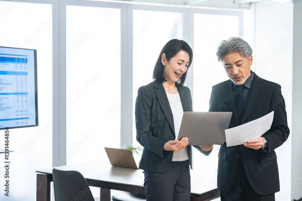 Poster 会議、ミーティング、チームワーク、オフィス、ビジネスパーソン、相談、ビジネス、打ち合わせ、立ち話、日本人、男性、女性、仕事、企画、経営、マネジメント、人材、上司、部下、ビジネスマン、キャリアウーマン、コンサルタント、コンサルティング、アドバイザー、ノートパソコン、PC、情報、企業、会社、同僚、働く、交渉、コーチング、書類、パートナー、レクチャー、経験、ミドルエイジ、シニア、中年、コピースペース、ビ