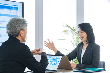 ビジネス、会議、ミーティング、商談、オフィス、アドバイザー、カウンセラー、レクチャー、提案、女性、日本人、人材、シニア、ミドルエイジ、中年、仕事、キャリアウーマン、説明、案内、ガイド、営業、報告、役職、ビジネスパーソン、男性、社長、経営、マネジメント、上司、会議室、意見、主張、権利、協力、チームワーク、企画、プロジェクト、リーダー、計画、戦略、プレゼン、コンサル、コピースペース、会話、保険、相談、