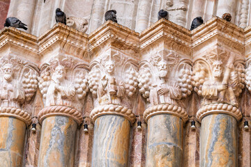 Stone-carved figures and grape motifs on the decorative columns of Cuenca’s Cathedral of the Immaculate Conception, reflecting traditional religious architecture in Ecuador
