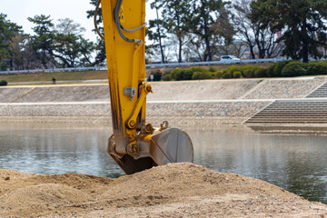 土砂を掘る油圧ショベルのバケット