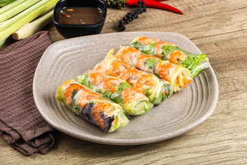 Vietnamese spring roll with prawn and mango