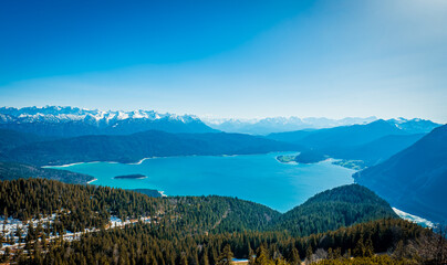 Blick über den Walchensee in Bayern, vom Jochberg aus gesehen