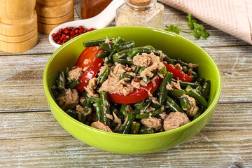 Salad with canned tuna and beans