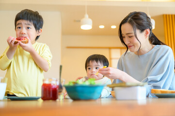 ご飯を食べる日本人の親子