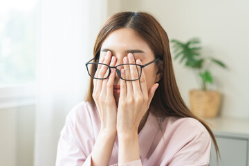 woman with headache