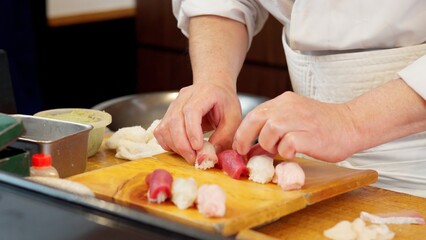 寿司を握る料理人の手元