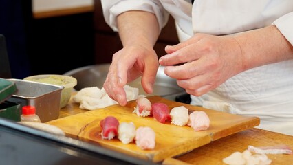 寿司を握る料理人の手元