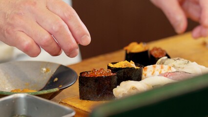 軍艦巻きをつくる料理人の手元