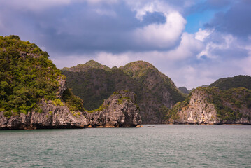 Naklejka premium Beautiful landscape of Ha Long bay in Vietnam with islands and boats