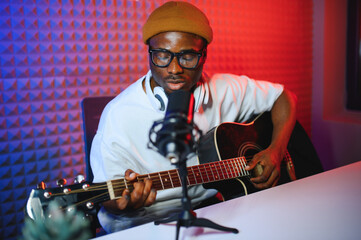 Obraz premium african american man with guitar in recording studio