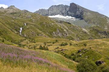 vallée de Haute Maurienne au dessus de l'Avérole, hameau de Bessans dans les Alpes de Savoie en région Auvergne-Rhône-Alpes, en France en été © jef 77