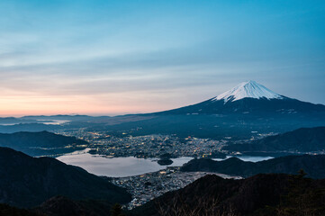 Fototapeta premium 山梨県新道峠からの富士山と河口湖