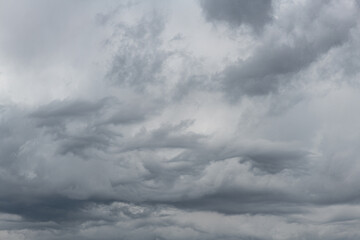 見上げると美しい曇り空