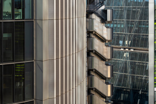 Minimal facade with vertical lines and external conduits, highlighting infrastructure and business efficiency.