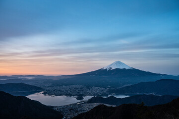 Fototapeta premium 山梨県新道峠からの富士山と河口湖