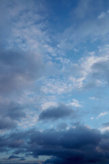 Obraz premium Panoramic shot of the sky with shades of white and gray, creating a sense of tranquility and natural beauty. Symbolizes balance and nature.