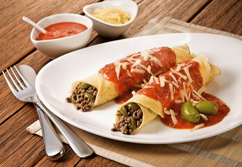 prato com panqueca de carne com molho de tomates frescos