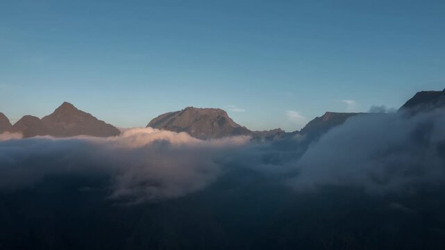 Timelapse La R&eacute;union - Sunset in Mafate and stars 2